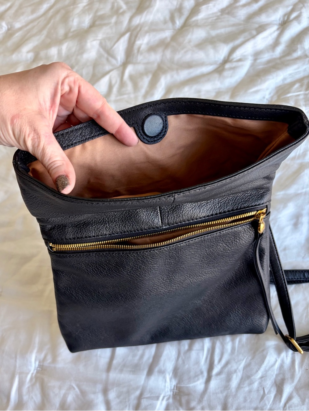 Hobo Draft Crossbody Bag in Pebbled Leather - Picture 7 of 12
